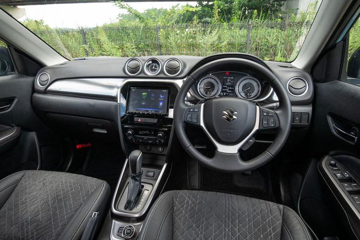 2018年末のマイナーチェンジにより、インテリアではスポーティーなイメージを強調していた各部の赤いアクセントを廃止。ダッシュボードの天板にはソフトパッドが採用された。