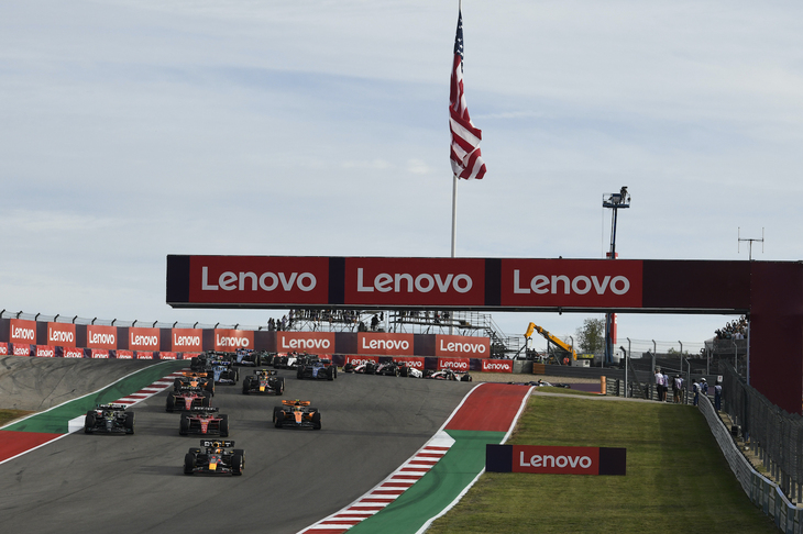 土曜日に行われたスプリントのスタート直後。急坂のターン1をトップで駆け抜けたのはレッドブルのフェルスタッペン（写真先頭）。2番手スタートだったフェラーリのシャルル・ルクレールは3位に落ち、代わってメルセデスのルイス・ハミルトンが2位に上がった。結局、19周を終えてもトップ3の順位は変わらず、フェルスタッペンは今季5回行われたスプリントで3勝、そのいずれでもポール・トゥ・ウィンを達成。過去11回のスプリントを振り返ると通算6勝を飾ったことになる。（Photo=Getty Images / Red Bull Content Pool）