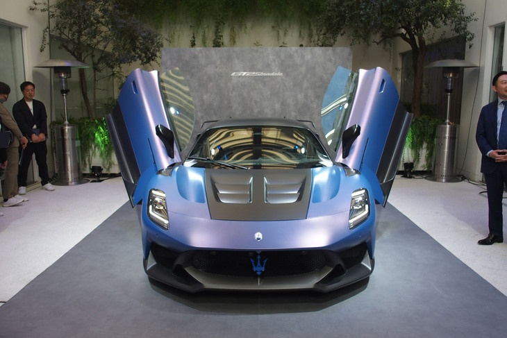 「マセラティGT2ストラダーレ」は、2シーターミドシップスポーツ「MC20」をベースとするレーシングマシン「マセラティGT2」のロードバージョンに位置づけられる。