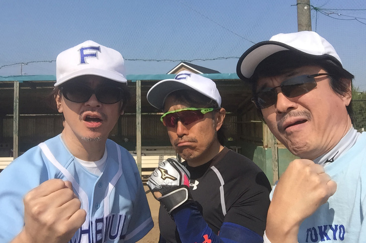 左から主将の伊達軍曹、4番DHのマリオ二等兵、そして相談役（!?）の筆者。