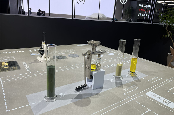 ナンノクロロプシスという微細藻類を1000リッター槽で培養することで、2週間ごとに1リッターの燃料と400gのタンパク質を取り出すことができるという。