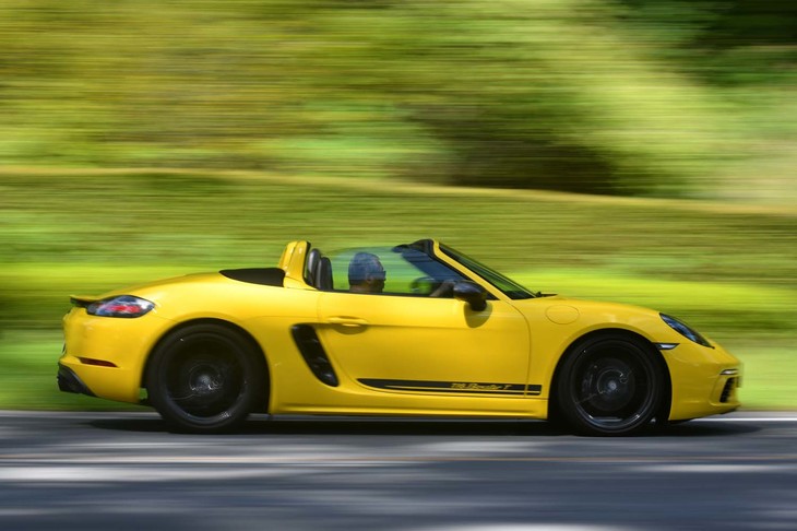 0-100km/h加速のタイムは6段MT車が5.1秒で7段PDK車が4.7秒。最高速は275km/hに達する。