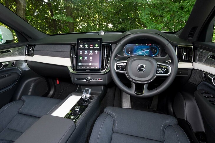 従来モデルから大幅に意匠が刷新されたインテリア。センターコンソールにカップホルダーを追加するなど、機能性の向上も図られている。