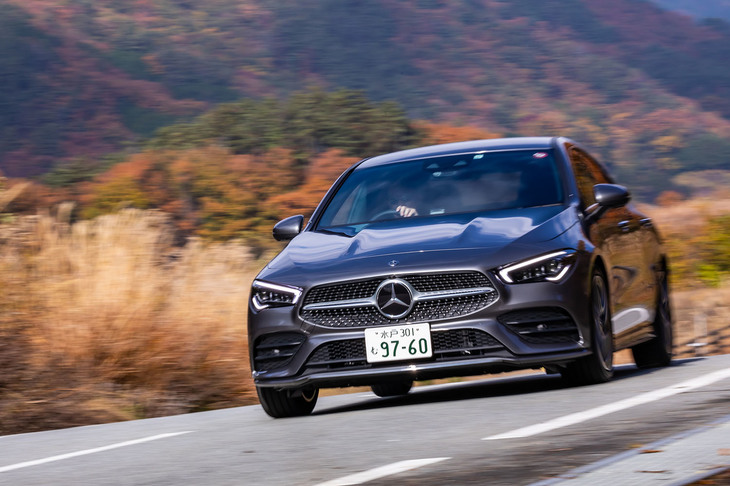 「CLA」のCd値はクラストップレベルの0.23を実現。エンジン下からリアアクスルまでを覆うアンダーパネルや、ホイールスポイラーなどの採用によって達成されたという。