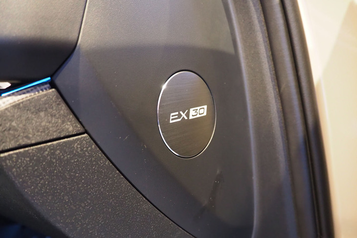 ボルボEX30クロスカントリー（用品装着車のダッシュボードエンブレム）