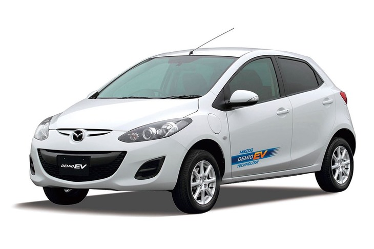 2012年から電気自動車「デミオEV」（写真）を地方自治体や企業にリース販売しているマツダ。同社は2020年に、独自開発したピュアEVのほか、発電用の小型ロータリーエンジンを搭載するレンジエクステンダー付きEVを市場投入するという。
