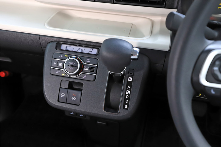 センタークラスターには、ひところ流行（はや）った「ピアノブラック」ではなく、光沢を抑えたブラックのパネルを採用。電動式となったパーキングブレーキも、従来型との違いだ。