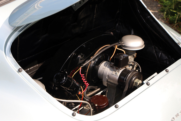「ポルシェ356クーペ」のエンジンルーム。1.3リッターの空冷水平対向4気筒OHVエンジンは実にコンパクトで、最高出力も44馬力にすぎなかった。