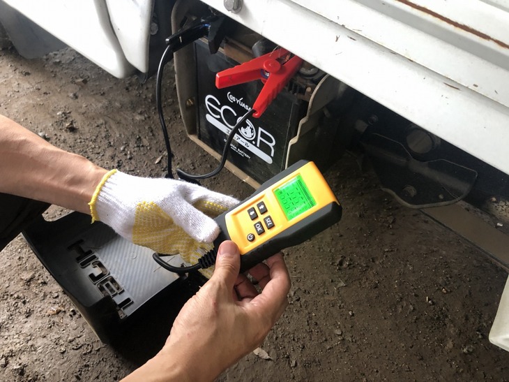 一応バッテリーの電圧を測ってみると、コンディションは「GOOD」と出た。キーを回したら電源も入ったが、よくわからないカチカチ音が鳴り響いた。