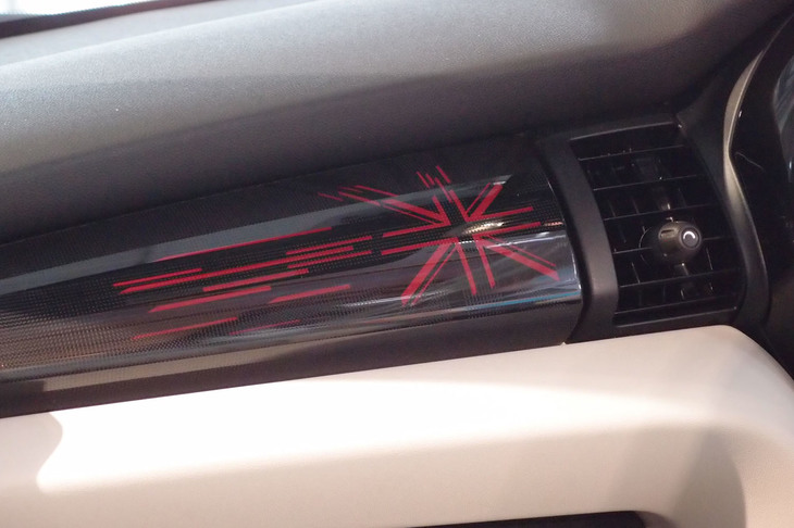 MINIクーパーS コンバーチブル（助手席前のパネル）