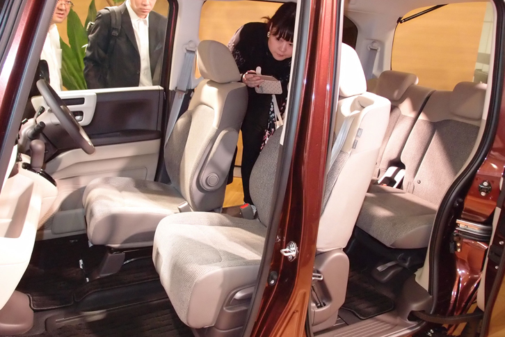 新たに設定された助手席のロングスライド機構。グレード名に「EX」と付くモデルに搭載される。