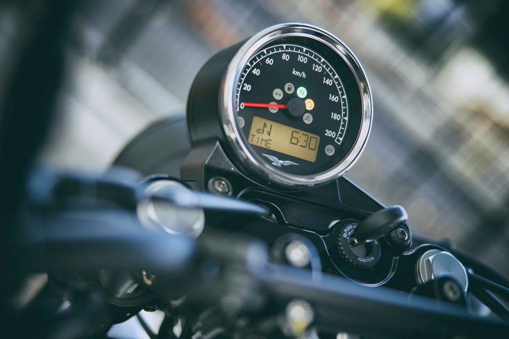 メーターは古式ゆかしき単眼の機械式。時間や走行距離、トラクションコントロールのモードなどを表示するディスプレイが備わる。