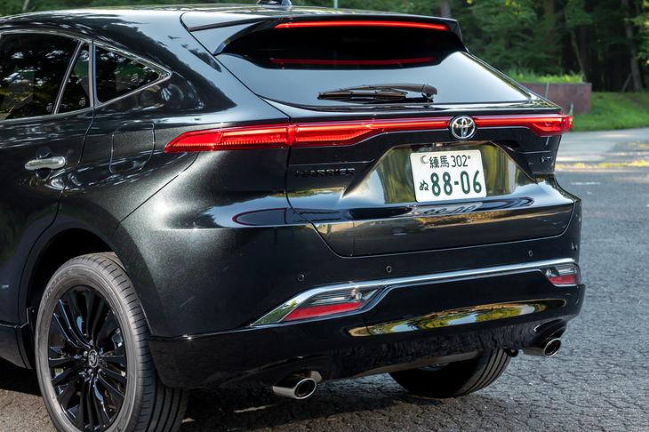 リアバンパーの下部もつやありブラック仕上げ。「HARRIER」と「HEV」（カーボンニュートラルバッジと呼ぶ）のエンブレムもブラックだ。