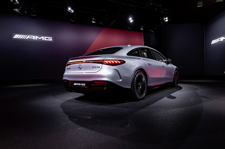 「AMG EQS53 4MATIC＋」のリアビュー。バッテリー式電気自動車専用アーキテクチャーを用いる「メルセデス・ベンツEQS」をベースに開発された。