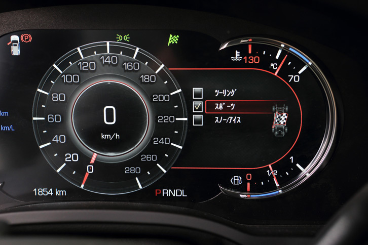 走行モードは「ツーリング」「スポーツ」「スノー／アイス」の3種類。センタークラスターの「MODE」スイッチで切り替える。
