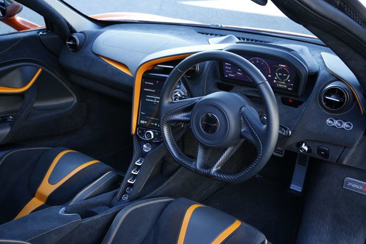 ドライバー中心にデザインされたインテリア。テスト車のものは、カーボン製のパネル類でドレスアップされている。