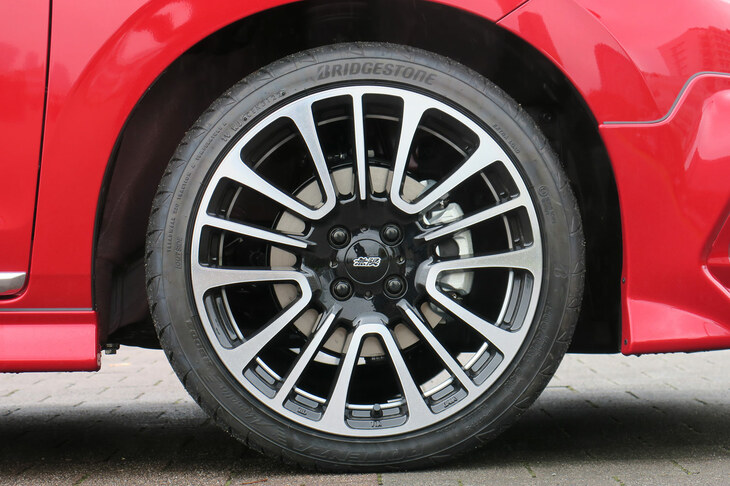 ホンダ・フィット リュクス 無限パーツ装着車（17インチアルミホイール「MDE」）