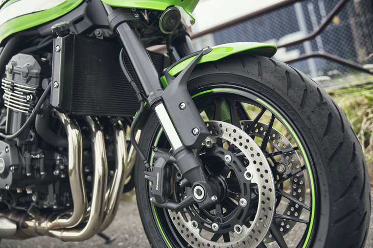 フロントには、倒立式のサスペンションを採用。ホイールのサイズは前後ともに17インチとなっている。