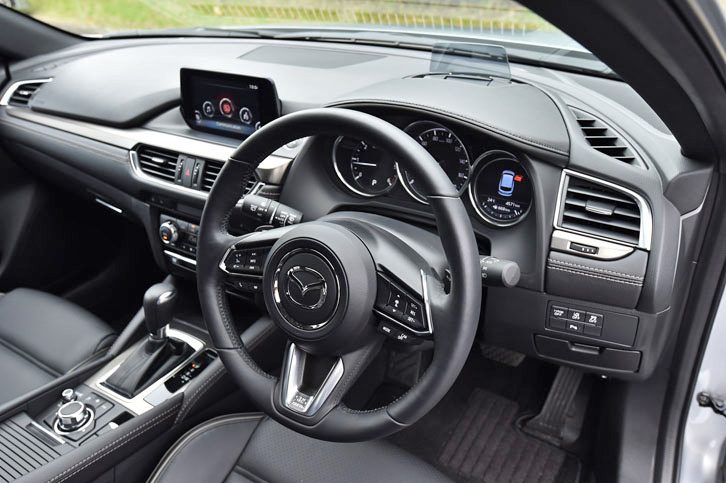 コックピットの様子。より正確に路面の状況把握と運転操作ができるよう、マイナーチェンジを機にステアリングホイールの形状が改められた。