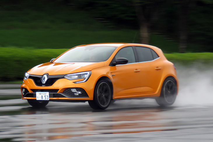 ドライバーごとの運転の仕方の違いや、天候条件にパフォーマンスが左右されない懐の深さも、新型「メガーヌR.S.」の特長なのかもしれない。