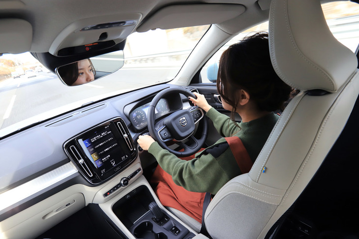 ハンドルが落ち着かなかったり、レーンチェンジでぐらっとしたりといったこともなし。これなら年間を通して履いていても、ストレスは少なそうです。