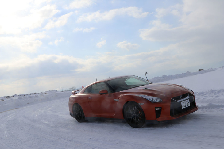雪上を「GT-R」が疾走するこちらの写真は、取材日とは別の日に撮影されたもの。webCGの取材チームが参加したこの日は、GT-Rや「フェアレディZ」といったハイパフォーマンスモデルは、早々にしまい込まれてしまった。