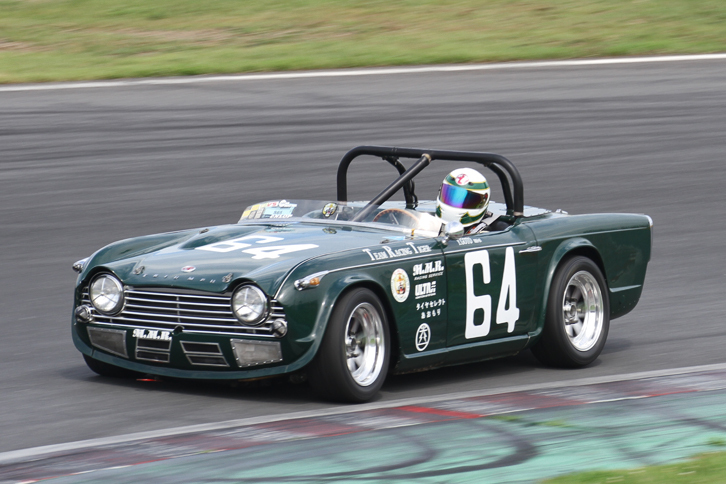 S65レース（1965年までに生産されたモデルとその同型車のチューニングカーによるレース）で予選4位から優勝した1965年「トライアンフTR4A」。