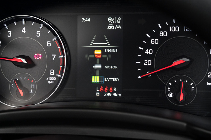 インフォメーションディスプレイではマイルドハイブリッド機構の作動状態も確認が可能。なお、日本仕様のMT車にマイルドハイブリッドが組み合わされるのは、これが初となる。