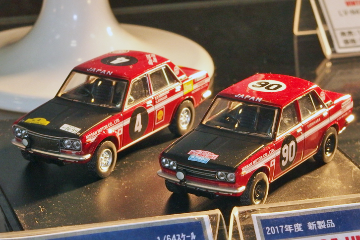 トミカリミテッドヴィンテージの「ダットサン・ブルーバード1600 SSS」（P510）のワークスラリーカー。右が石原裕次郎主演の映画『栄光への5000キロ』仕様で、5800円で2017年11月発売予定。左が1970年サファリラリー優勝車で、価格・発売時期ともに未定。
