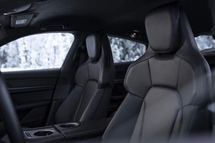 運転席には電動調整機構が標準装備。ヘッドレストへの「ポルシェクレスト」（エンブレム）のエンボス加工などはオプションで用意されている。