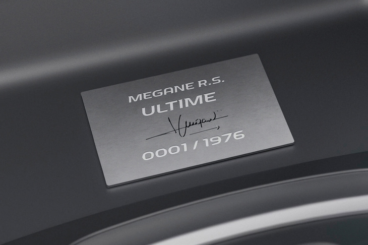 車内のプレートに書かれたシリアルナンバーとロラン・ウルゴン氏のサイン。ウルゴン氏はR.S.のすご腕テストドライバーで、“FF最速”の記録を塗り替えてきたニュルのタイムアタックでも、ハンドルを握り続けてきた。