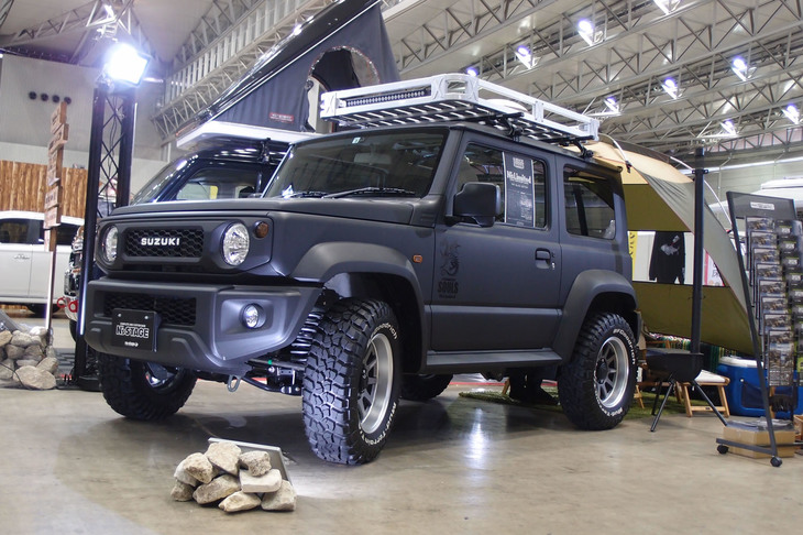 マットガンメタリックのボディーカラーで個性を主張する、N's STAGEの「ジムニーシエラ」。ランプ類も変更されている。
