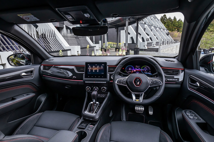 運転席周辺のディスプレイや操作系に、ドライバーが操作しやすいよう角度がつけられたコックピット。ドアとダッシュボードにはカーボン調パネルが組み込まれている。