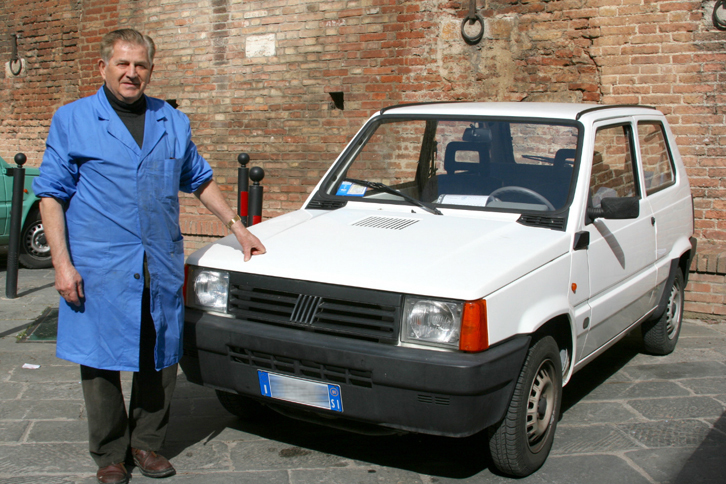 元電力公社社員ルチアーノさんと初代「フィアット・パンダ」。
