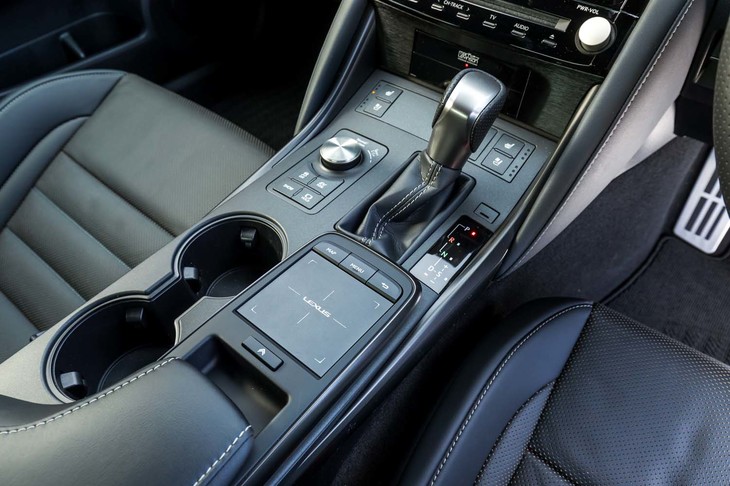 マイナーチェンジを機に、タッチパッドのサイズがひと回り大きくなるなど、インフォテインメントシステムの使い勝手も向上している。