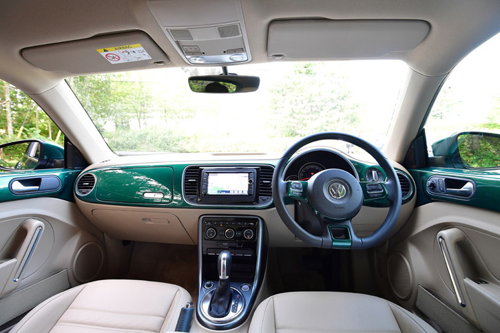 
	「ザ・ビートル デザイン」にはエクステリアカラーと同色のインテリアパネルが備わる。
	