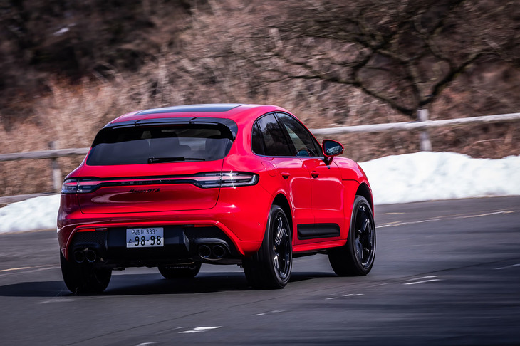 「マカンGTS」のボディーカラーは、写真の「カーマインレッド」（39万5000円の有償色）を含む全14色から選択できる。