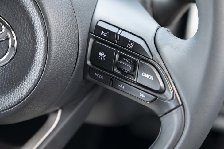 先進運転支援システム「Toyota Safety Sense」は「ヤリス」全車に標準装備される。写真はその操作スイッチ。