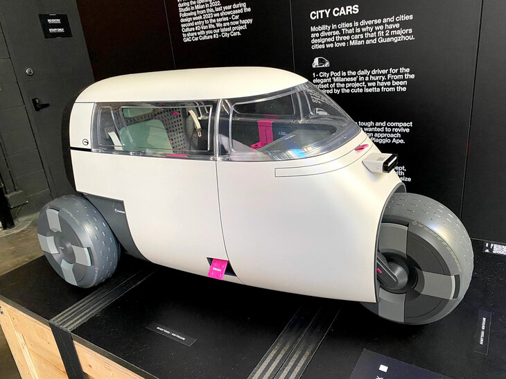 トルトーナ地区の中心にある広州汽車集団（GAC）の欧州R＆Dスタジオで。スケールモデル「カーカルチャー・プロジェクト#3 シティーボックス」は、デリバリー業務用のスリーホイーラーである。
