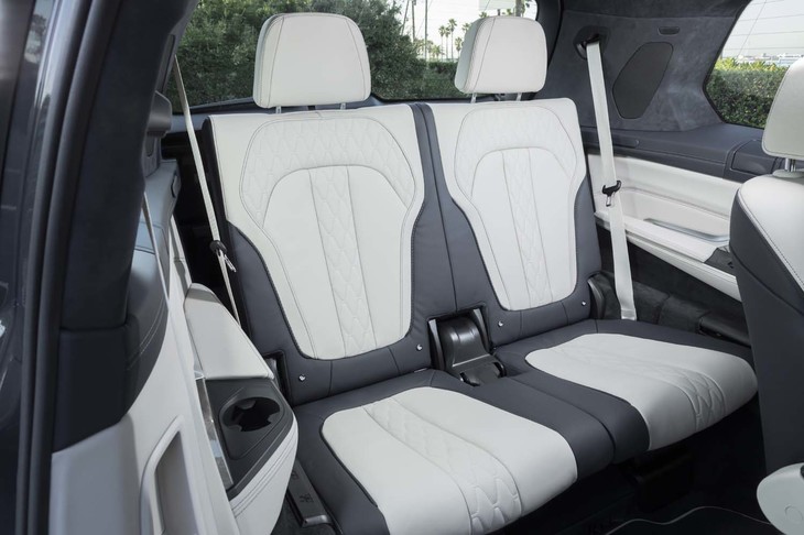 ホイールベースが3105mmもあるだけあって、3列目シートはご覧の広さ。おとなでもきちんと座れるのがありがたい。