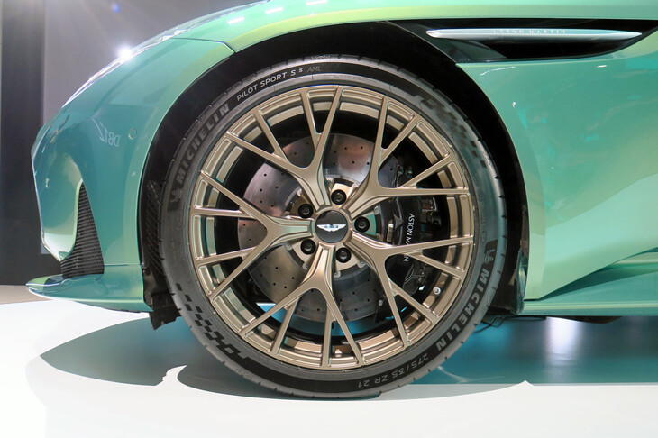 アストンマーティンDB12（フロントタイヤ＆ホイール）