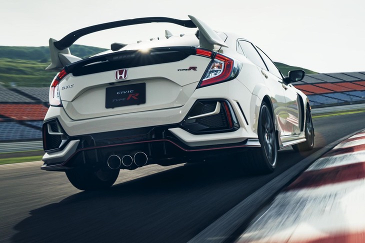 最新型はサーキットのみならず、あらゆる走行シーンにおいてドライバーとの一体感が増したとアピールされる。