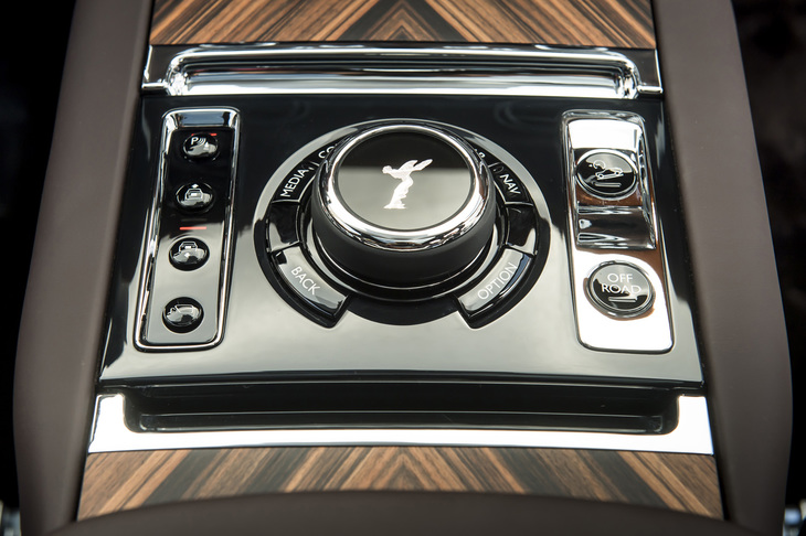 センターコンソールに備わるインフォテインメントシステムの操作スイッチ（写真中央）。その周辺には、車高の調節スイッチのほか、ヒルディセントコントロールやオフロードモードのセレクターがレイアウトされる。
