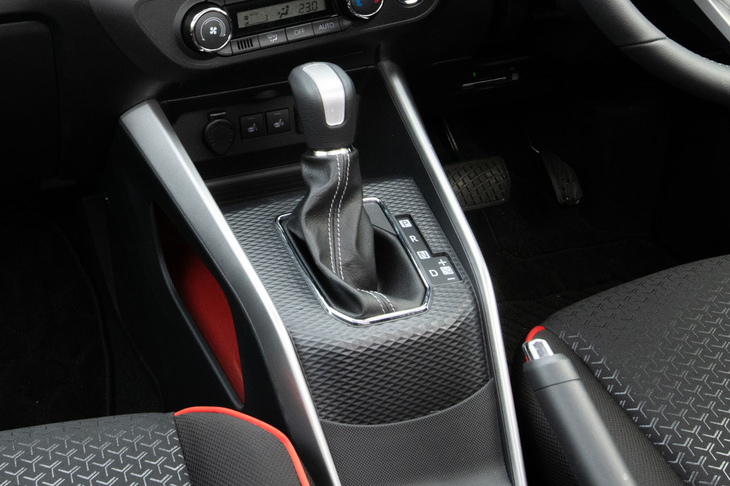 トランスミッションはベルト式CVTと遊星歯車機構を組み合わせた「D-CVT」。シフトノブでの手動変速は可能だが、パドルシフト機構は備わらない。