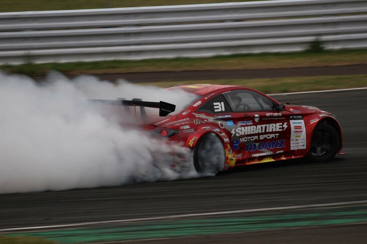 迫力の走りで来場者を魅了した、蕎麦切（そばぎり）広大選手とそのマシン「インフィニティQ60」。