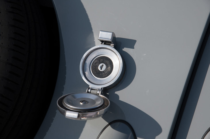 指定燃料のオクタン価は95＋。日本ではハイオクガソリンを給油する必要がある。