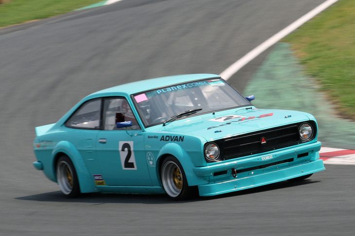 Fレース予選で「セリカ」や「ブルーバード」など格上のマシンを抑えてポールポジションを獲得し、全レースを通じてこの日のベストタイム（1分00秒228）を記録した「スマカメH.R B110サニー」。決勝では残念ながら5位に後退した。ドライバーの久保田克昭さんは、往年のF1マシンによるモナコ・ヒストリックGPに「ロータス72E/6」で参戦し、ポールトゥフィニッシュを飾ったこともある人物。