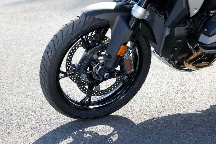 タイヤサイズは前が120/70R19、後ろが170/60R17。サスペンションストロークは前が190mm、後ろが210mmで、前後ともに20mmストローク量の多いスポーツサスペンションも用意される。