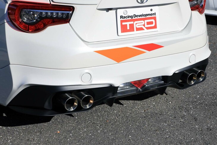 エンジンそのものに関しては基本的にノーマルだが、排気系には左右4本出しの「ハイレスポンスマフラーVer.R」が装備されていた。