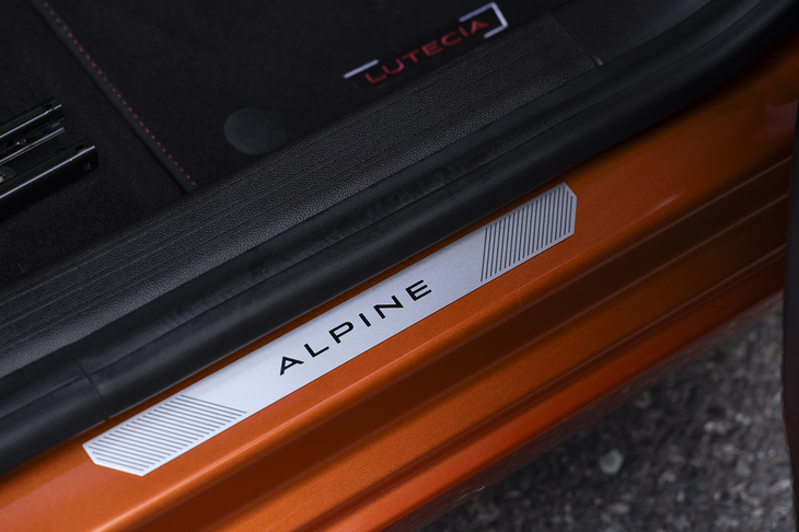 サイドシルには「ALPINE」のプレートが添えられる。オーナーであればドアを開けるたびにうれしさを感じるはずだ。